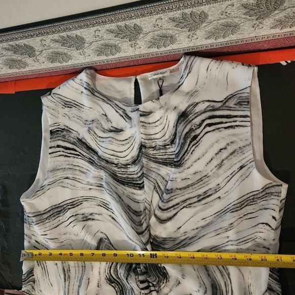 Calvin Klein Loose Fitted Poly Chiffon Sleeveless Twist Detail Blouse Sz XL NWT - Picture 10 of 10